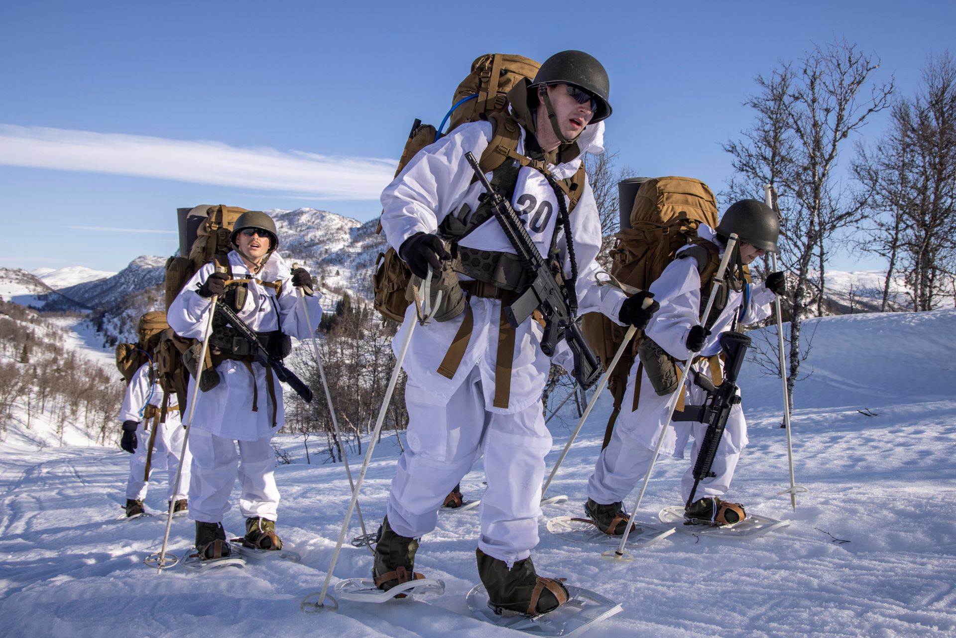 Kompani Lauritzen, tropp 3 på veg til Kollingseggi, Voss