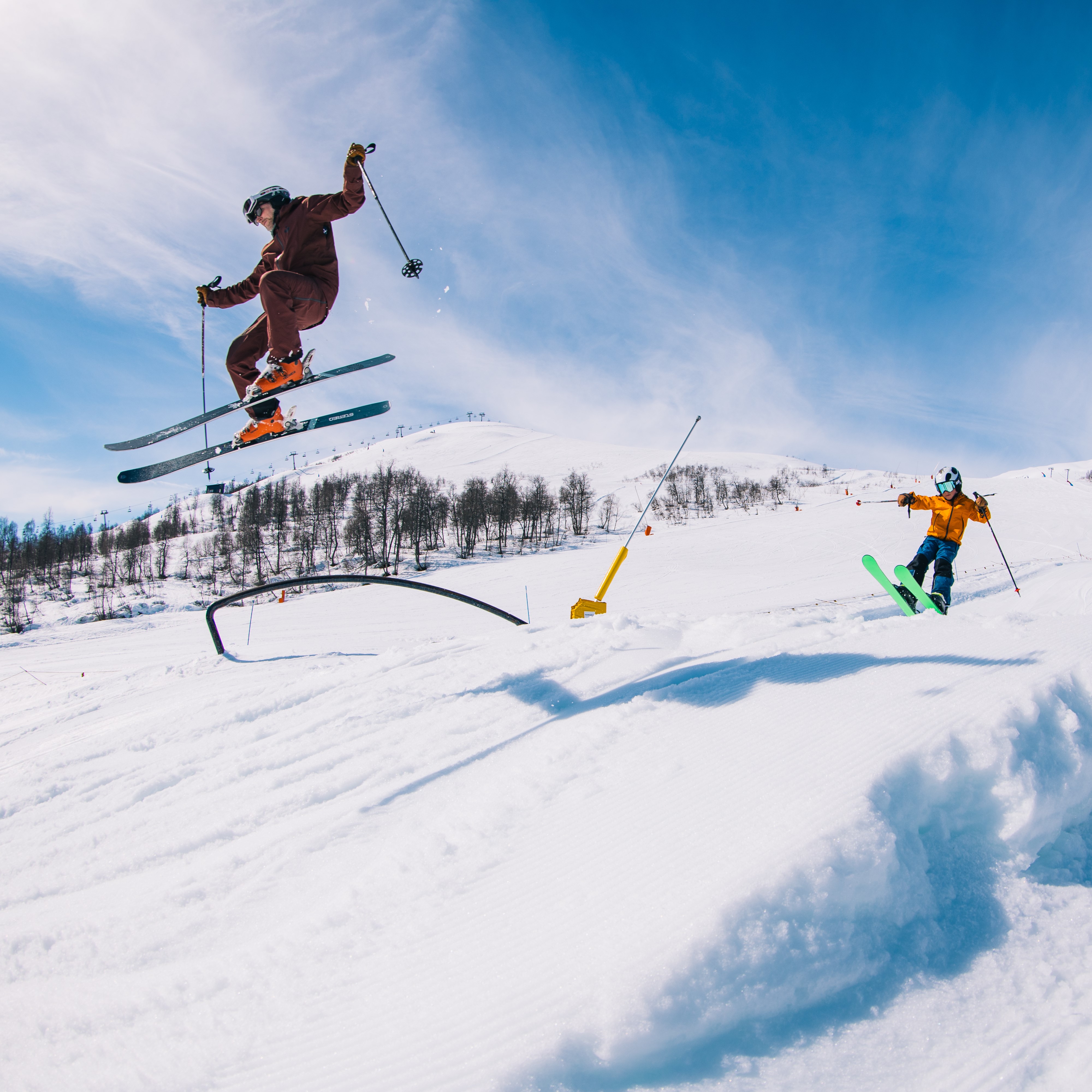 Far og sønn hopper på hopp i myrkdalen