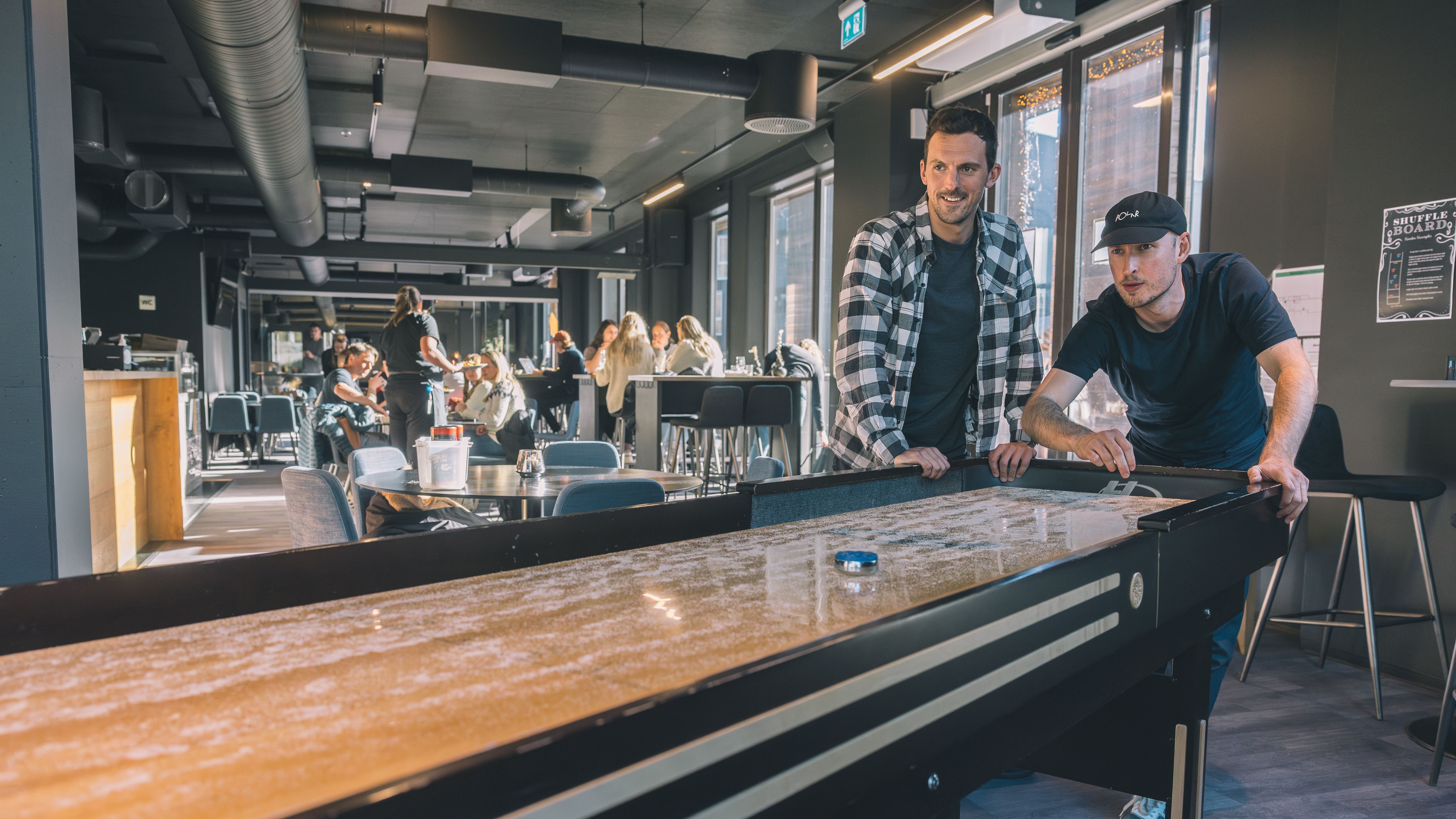 venner på shuffleboard