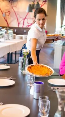 familie på middag i myrkdalen