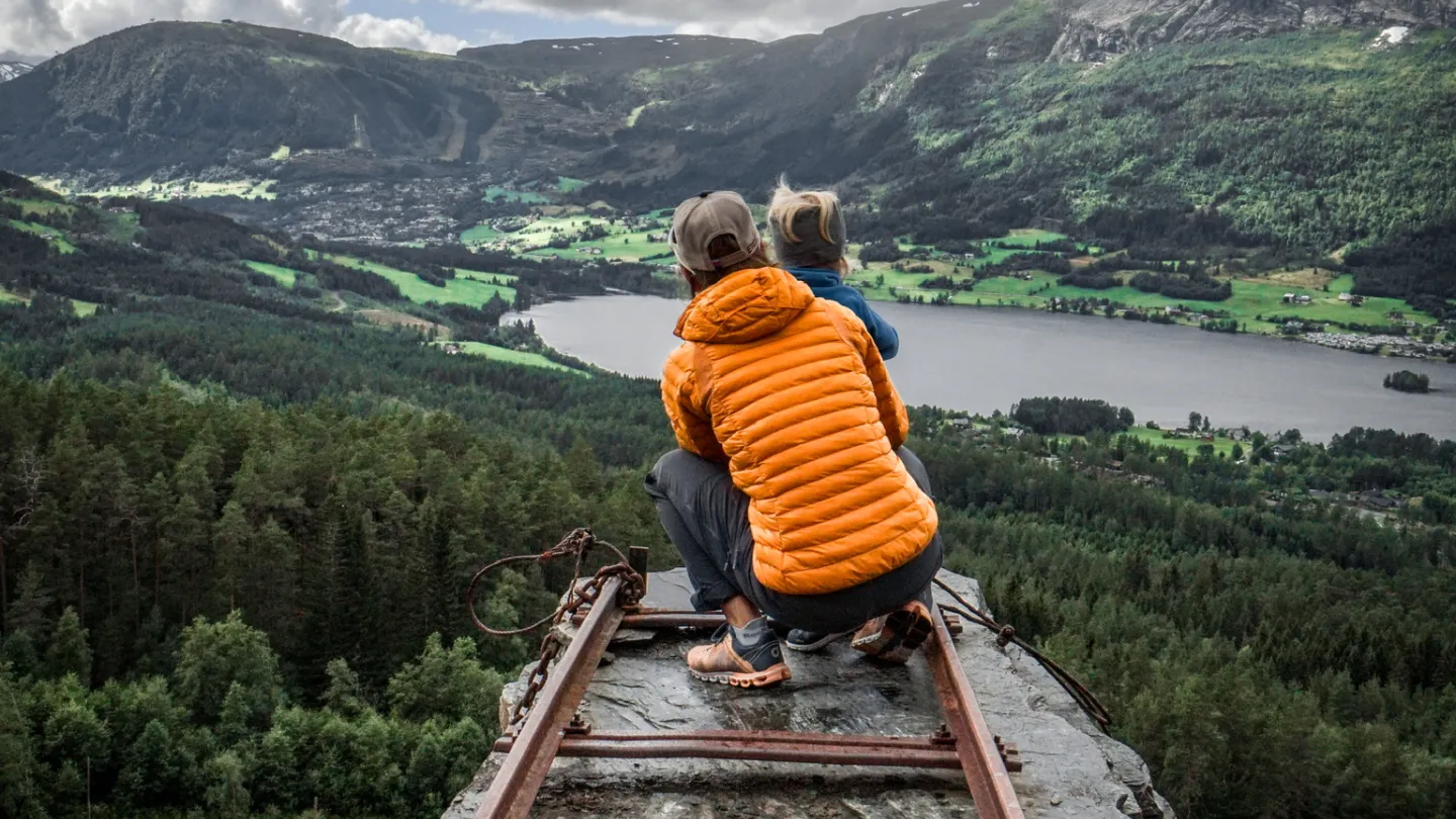 mor og barn på utsiktspunktet på hedleberget