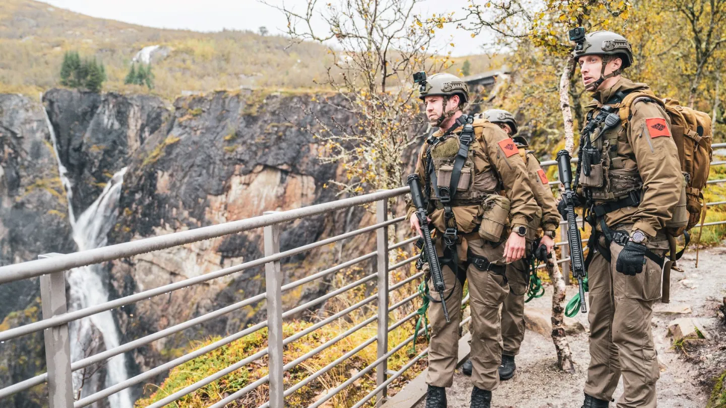 To av deltakerene i kompani, ser på utsikten mot Vøringsfossen