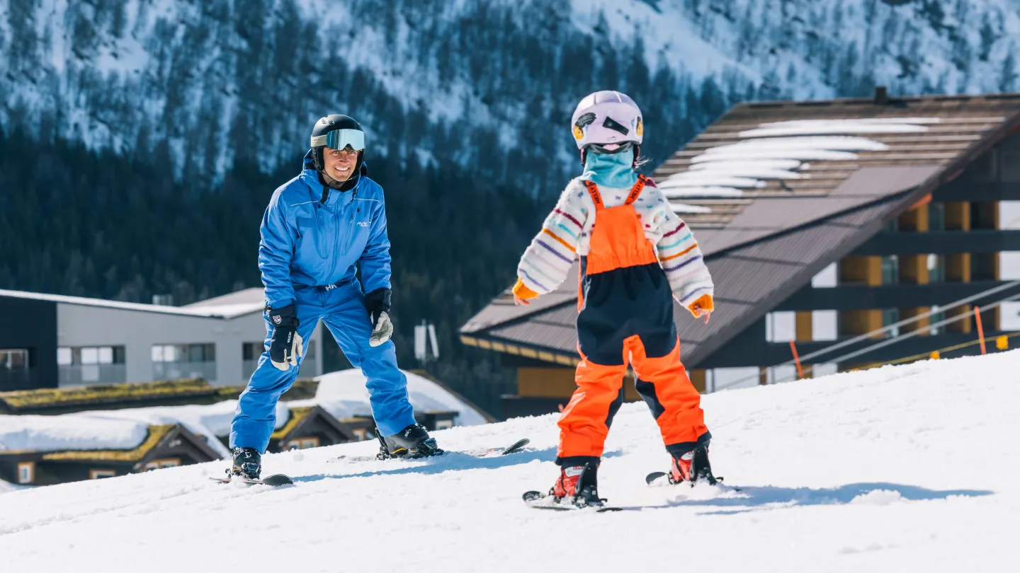 Far og barn på ski i Myrkdalen