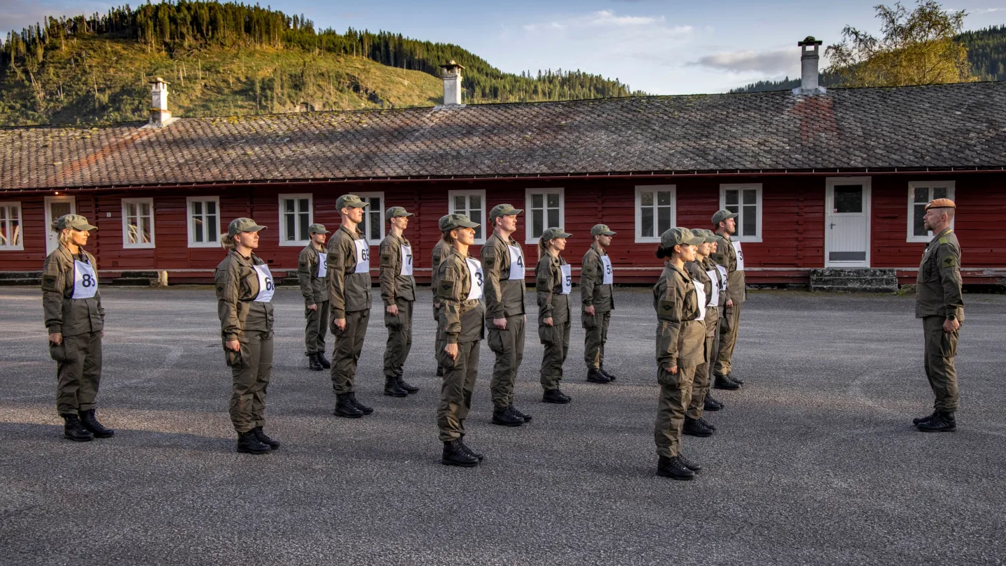 Kompani Lauritzen - På oppstillingsplass: Aleksander Sæterstøl, Vår Staude, Stinius Maurstad, Nora Haukland, Mikkel Bratt Silset, Silje Nordnes, Jonas Lihaug Fredriksen, Hedvig Sophie Glestad, Robin Hofset, Mona Berntsen, Knut Marius Djupvik, Alexandra Rotan, Rauand Ismail, Karin Klouman