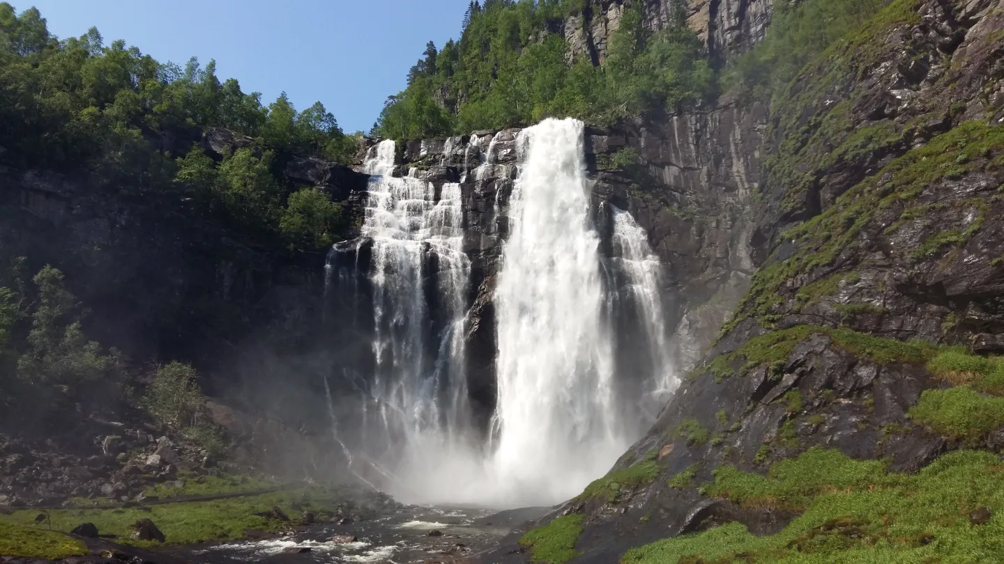 Skjervsfossen, sett frå bunnen av Skjervesvingane